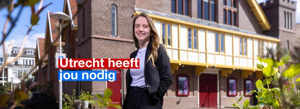 Lachende vrouw met handen in zakken. Tekst: Utrecht heeft jou nodig