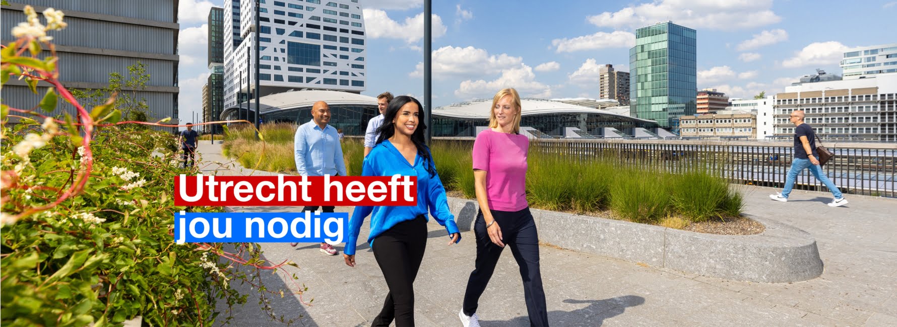 Twee vrouwen die aan het wandelen zijn.