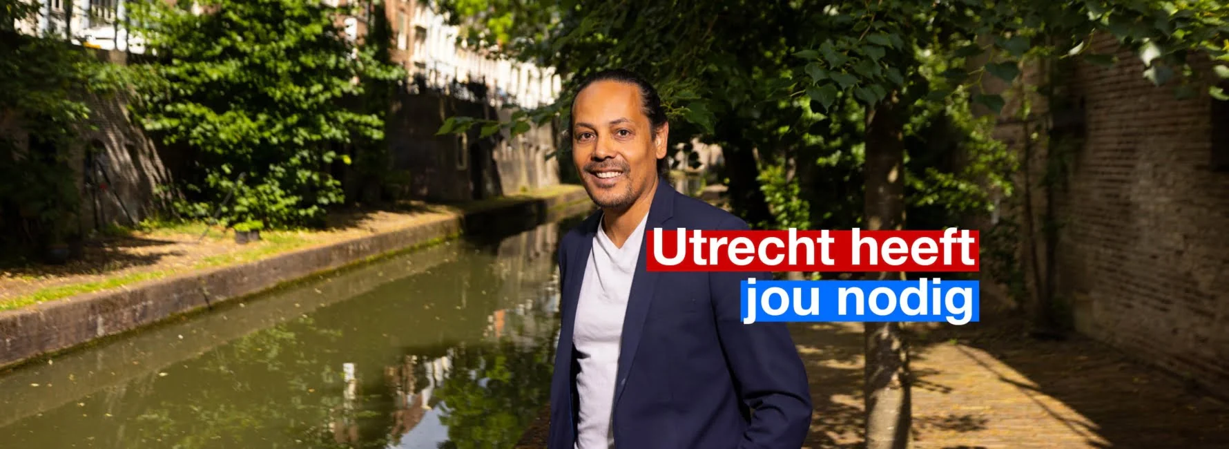 Lachende man met op de achtergrond de gracht.