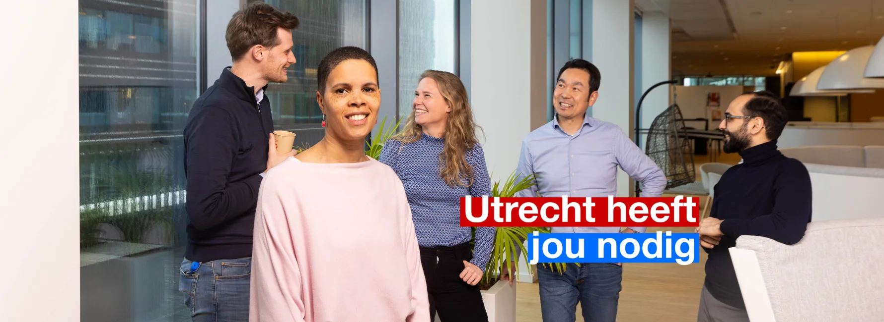 Een lachende vrouw met op de achtergrond een groep mensen die in gesprek zijn met elkaar