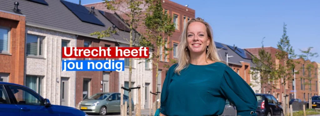 Lachende vrouw met hand is haar zij. 